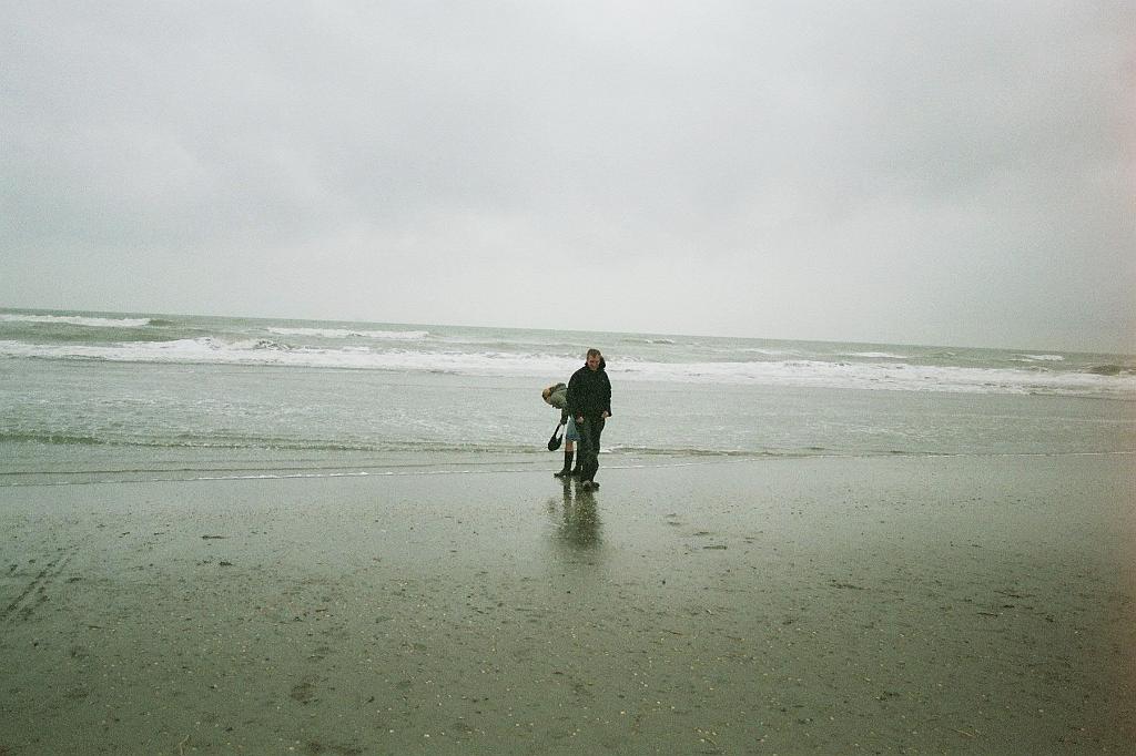 2006-10-30-06.56.36 Silke und Steffen am Strand